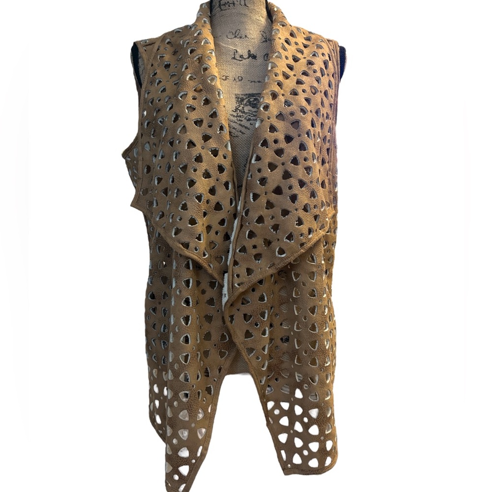 Multiples Women’s Tan and White Faux Suede Cut-Out Vest. EC. Size large